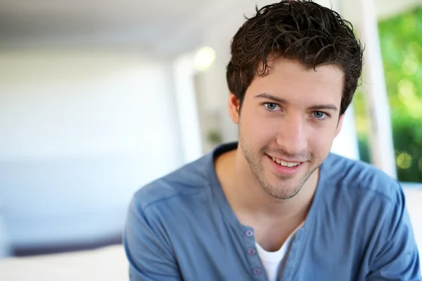 Porträtt av glad ung kille med blå ögon — Stockfoto