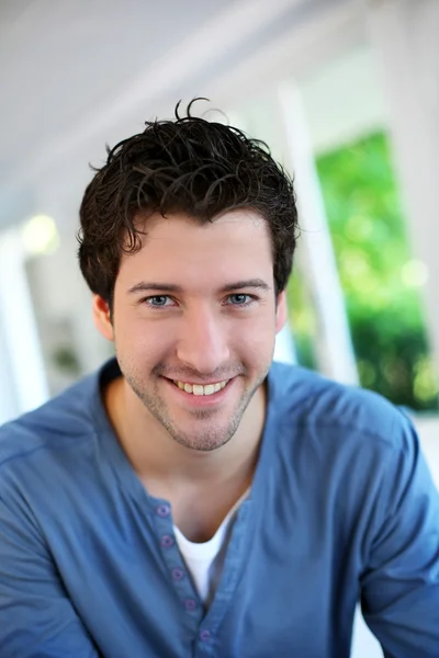 Retrato de jovem alegre com olhos azuis — Fotografia de Stock