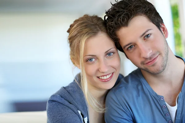 Nahaufnahme eines fröhlichen jungen Paares in blau — Stockfoto