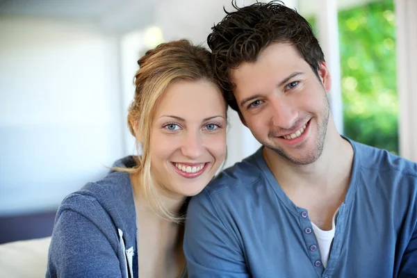 Primer plano de alegre pareja joven vistiendo de azul — Foto de Stock