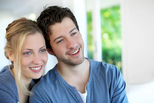 Primer plano de alegre pareja joven vistiendo de azul — Foto de Stock