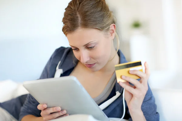 Primo piano della bella ragazza bionda che fa shopping online — Foto Stock