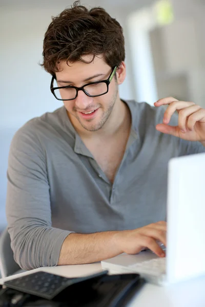 Ung man studerar hemifrån — Stockfoto