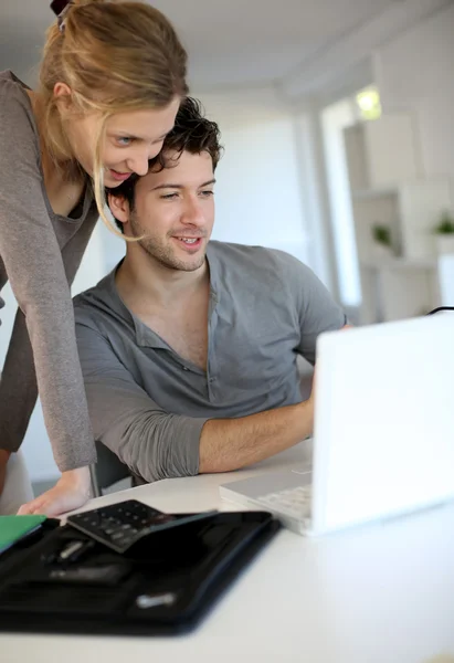 Giovani che studiano da casa con computer portatile — Foto Stock