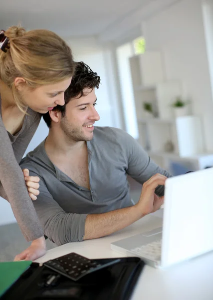 Jóvenes estudiando desde casa con ordenador portátil — Foto de Stock