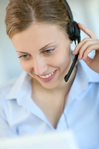 Closeup atraktivní blond zákazníkům služeb asistenta — Stock fotografie