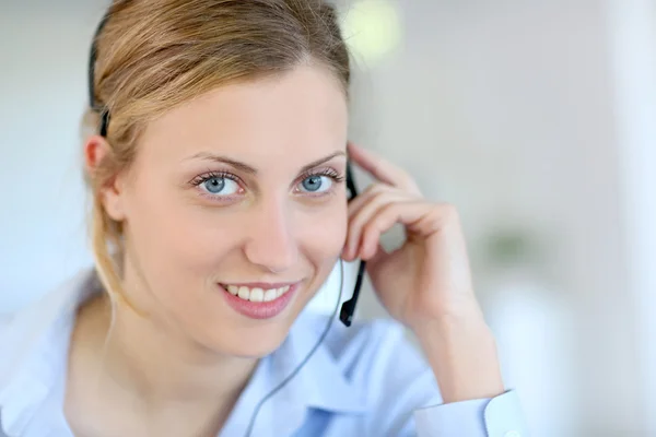 Close-up van assistant aantrekkelijke blonde customer service — Stockfoto