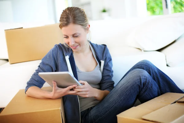 Young girl websurfing on tablet in new flat — Stock Photo, Image