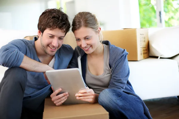 Young couple using tablet to find transport company — Stock Photo, Image