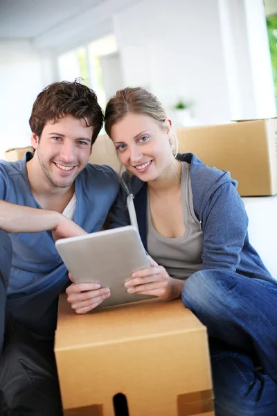 Junges Paar sucht mit Tablet Transportunternehmen — Stockfoto