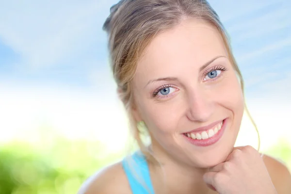 Porträt eines Teenagers mit blauen Augen — Stockfoto