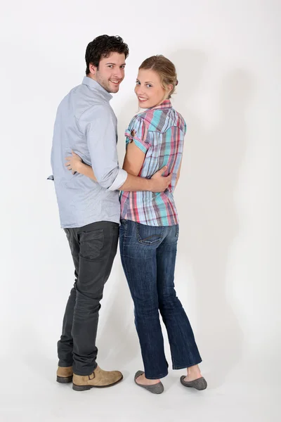 Jovem casal bonito de pé no fundo branco — Fotografia de Stock