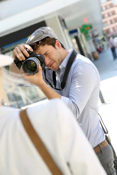 Fotógrafo tirando foto de mulher modelo — Fotografia de Stock