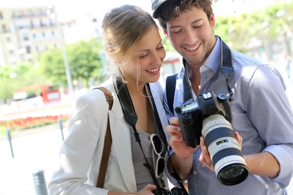 Fotografenpaar schaut sich Schnappschüsse an — Stockfoto