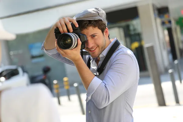 Fotografo che fotografa la modella donna — Foto Stock