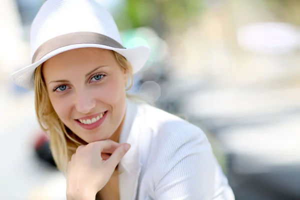 Närbild av vacker ung kvinna med hatt — Stockfoto