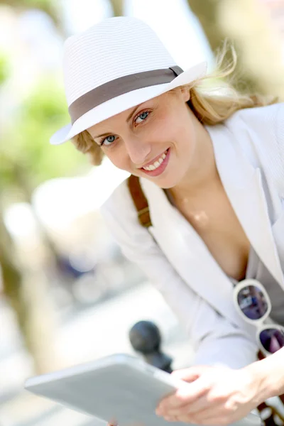 Hermosa chica de ciudad usando tableta en la ciudad — Foto de Stock