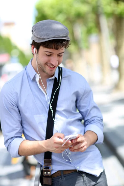 Jovem na moda cara falando no celular na rua — Fotografia de Stock