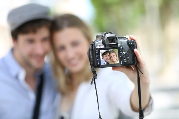Jeune couple prenant des photos de l'autre — Photo