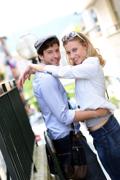 Jonge in liefde paar omhelzen elkaar in de stad — Stockfoto