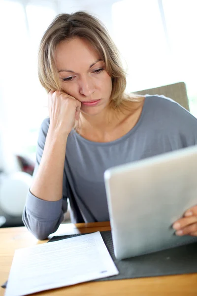 Žena doma potíže vyplnit formulář daňového přiznání — Stock fotografie