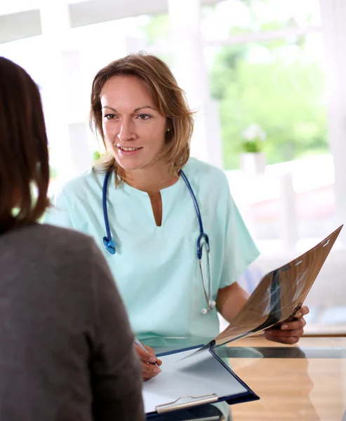 Verpleegster met patiënt in check-up kamer — Stockfoto