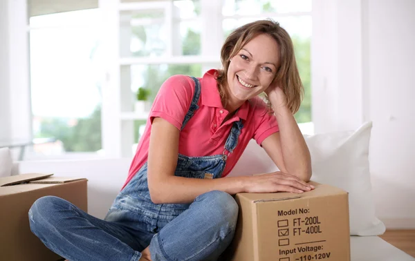 Retrato de mulher alegre que se move na nova casa — Fotografia de Stock