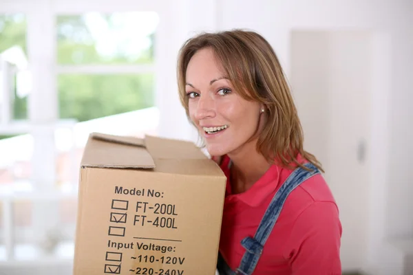 Porträtt av glad kvinna flytta i nytt hus — Stockfoto