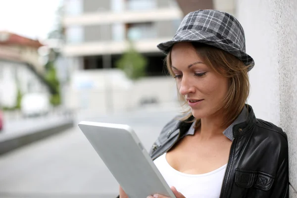 Retrato de mulher usando tablet na cidade — Fotografia de Stock