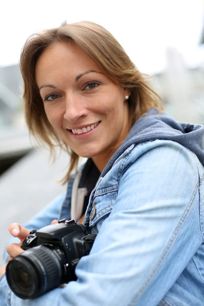 Mujer usando cámara fotográfica en la ciudad — Foto de Stock