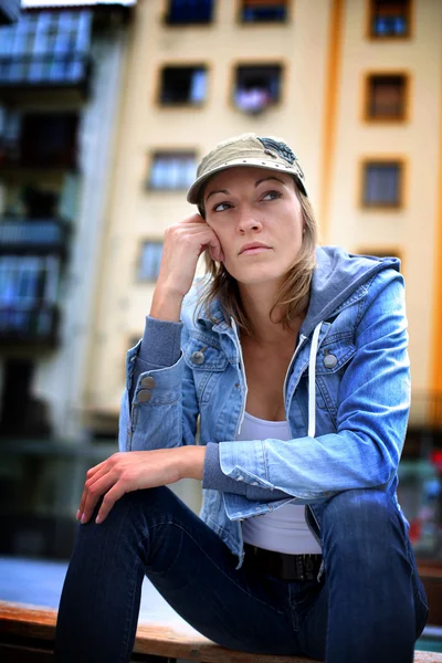 Streetwear woman sitting in the street — Stock Photo, Image