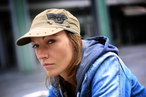 Streetwear woman sitting in the street — Stock Photo, Image