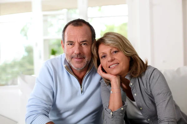 Portrait de heureux couple de personnes âgées assis dans le canapé — Photo