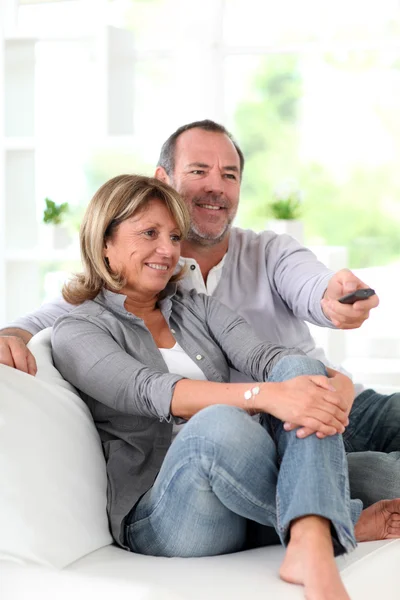 Oudere echtpaar kijken televisie thuis — Stockfoto