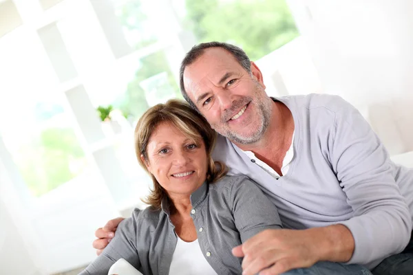 Joyeux couple de personnes âgées appréciant d'être à la maison — Photo