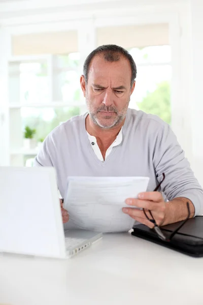 Senior homem sendo confundido com documentos fiscais — Fotografia de Stock