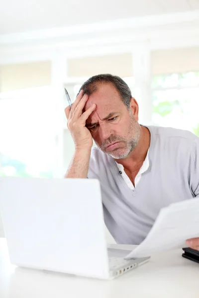 Homme âgé perplexe avec les documents fiscaux — Photo