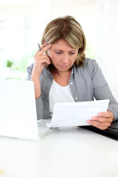 Senior vrouw problemen inzicht in officiële documenten — Stockfoto