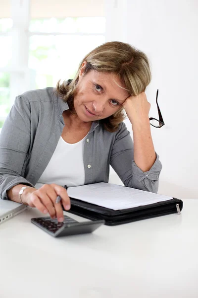 Gepensioneerde m/v Senior vrouw berekening van rekeningen — Stockfoto
