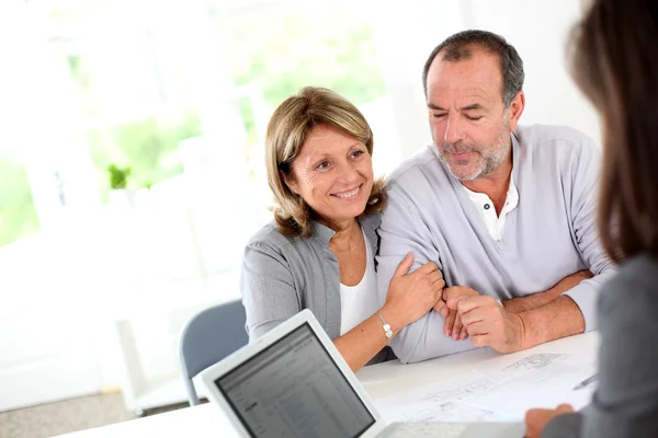 Äldre par redo för att köpa nytt hus behandlingen kontrakt — Stockfoto