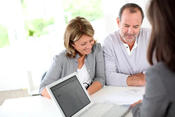 Senior koppel klaar om te kopen nieuwe huis lezing contract — Stockfoto