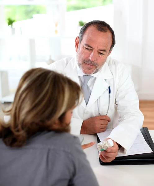 Médecin prescrivant des médicaments au patient — Photo