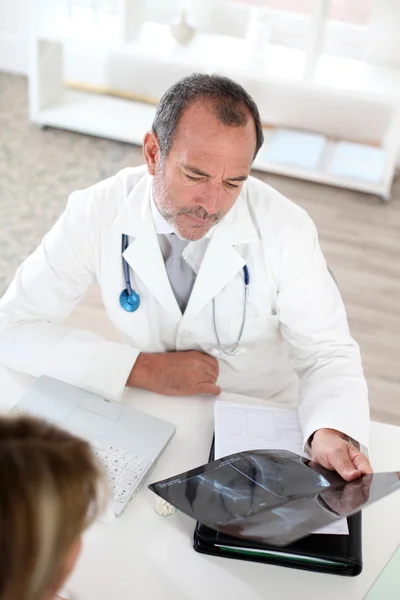 Médico con paciente mirando rayos X — Foto de Stock