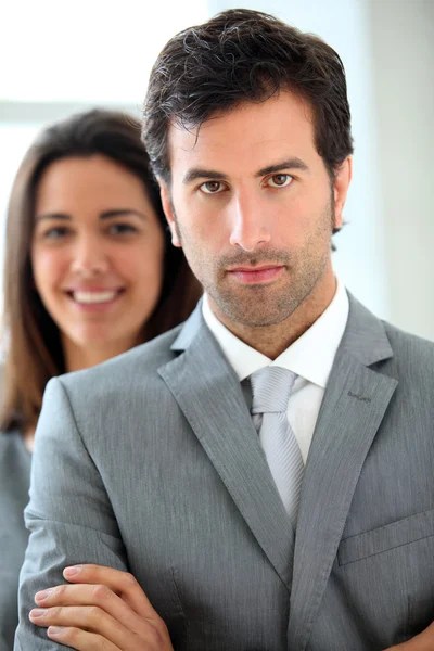 Portrait d'un homme d'affaires debout dans le hall Photo De Stock