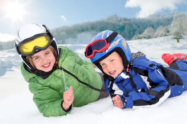 Portrait d'enfants en tenue de ski à la montagne Images De Stock Libres De Droits
