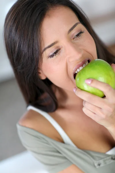 Πορτραίτο γυναίκας που τρώει ένα μήλο Royalty Free Φωτογραφίες Αρχείου