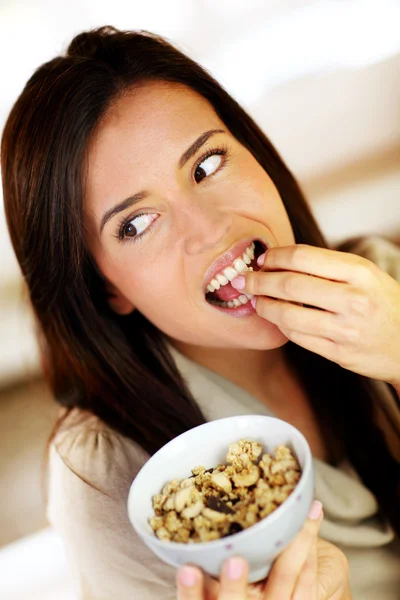 Hermosa morena comiendo cereales por la mañana Fotos de stock