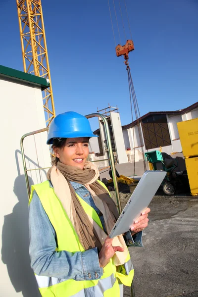 Arquiteto em canteiro de obras usando tablet eletrônico Fotografias De Stock Royalty-Free