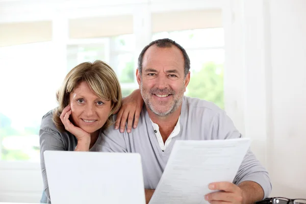 Senior couple at home declaring income on internet — Stock Photo, Image