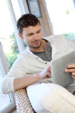 kanepe elektronik tablet ile oturan adam
